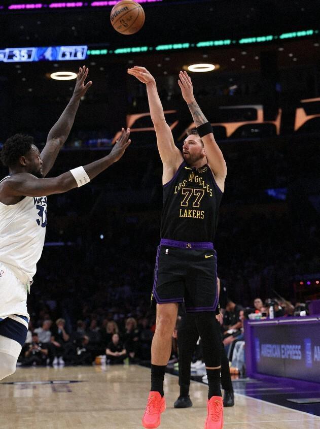 升西部第4！东契奇31+11+11，湖人120-106赛季横扫森林狼