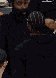 别生气了哈登...他竟然笑着跟登哥求和