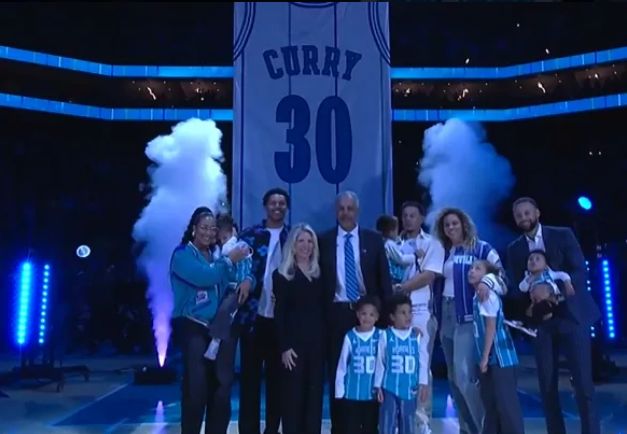 恭喜!黄蜂退役戴尔-库里30号球衣 库里全家到场见证父亲荣耀 恭喜!黄蜂退役戴尔-库里30号球衣 库里全家到场见证父亲荣耀