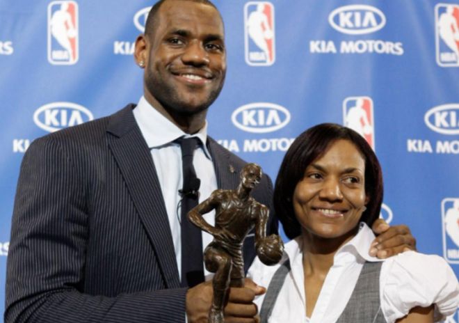 詹姆斯:妈妈生我时只有16岁 我的动力是给她买个带储藏室的房子 詹姆斯:妈妈生我时只有16岁 我的动力是给她买个带储藏室的房子