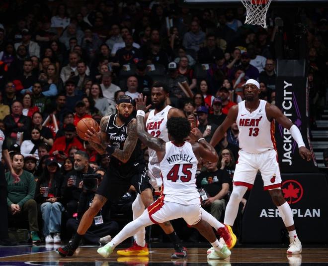 升东部第5!猛龙横扫热火 莺歌38+7+7效力首季总分升队史第一 升东部第5!猛龙横扫热火 莺歌38+7+7效力首季总分升队史第一