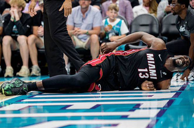 裁判回应争议!三球拉拽阿德巴约不能回看 后续联盟决定是否升级 裁判回应争议!三球拉拽阿德巴约不能回看 后续联盟决定是否升级