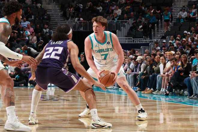 狂轰26三分追平队史纪录!黄蜂44分大胜横扫国王 三球20+6+8 狂轰26三分追平队史纪录!黄蜂44分大胜横扫国王 三球20+6+8