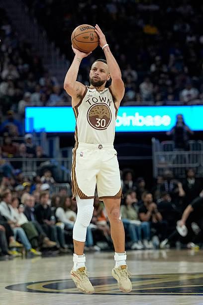 官方：库里因伤病管理缺席今日对阵湖人比赛