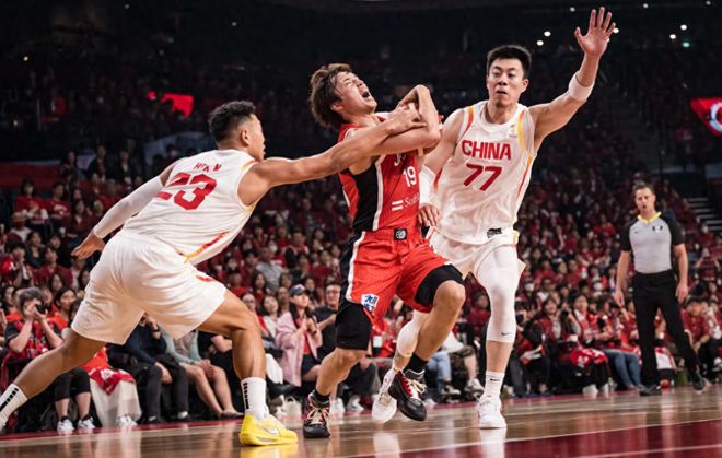 晚上7点,国际篮联罕见改口:向中国男篮致歉,只字不提处罚裁判