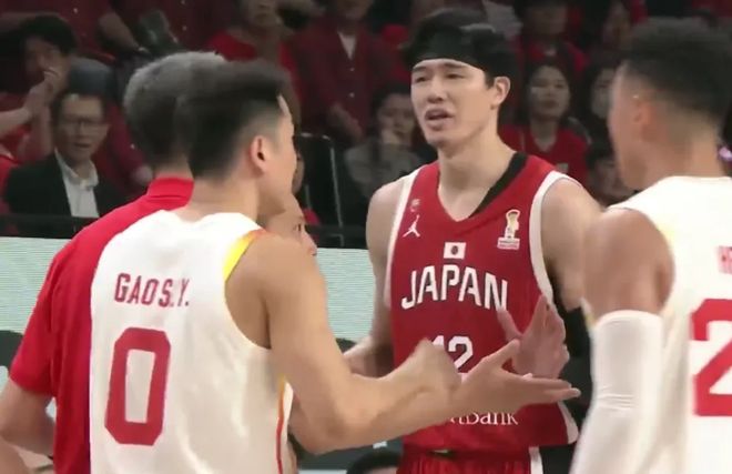 卑劣!最后34秒3次离谱判罚,杨毅:在国际篮球史上都算无法无天 卑劣!最后34秒3次离谱判罚,杨毅:在国际篮球史上都算无法无天