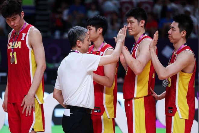 出场时间最多,把渡边防到7中1,球迷:男篮防守端最不能缺的人 出场时间最多,把渡边防到7中1,球迷:男篮防守端最不能缺的人