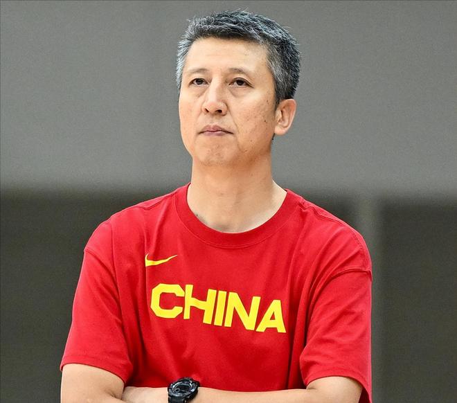 晚上十点,男篮官宣12人大名单!周琦担任解说,最新裁判阵容曝光