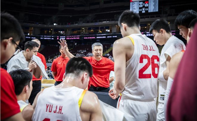 比张镇麟还差!中国男篮逆转夜最失意之人:失误被换下 出场30秒