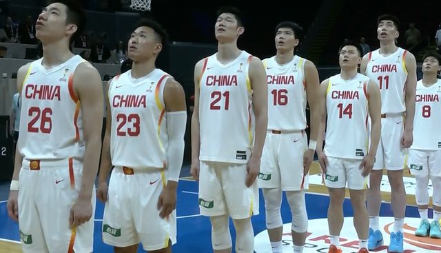 中国男篮逆转后,更衣室庆祝曝光!小组形势有变:首支晋级队诞生