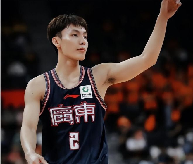 11投全中!15岁2.07米新星来袭,朱芳雨盯了三年的孩子,正在长大