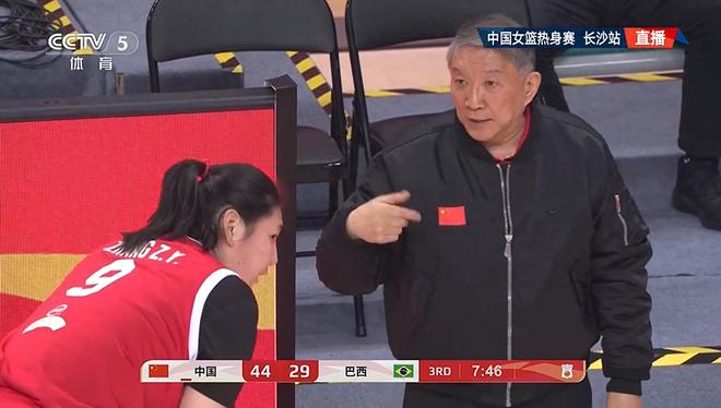 女篮后卫线没人可用!三人7中0,险遭逆转,球迷:速召武桐桐回来