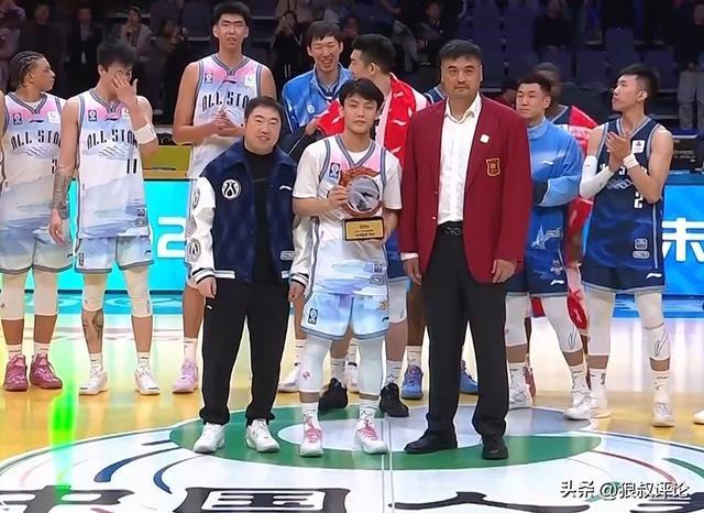 广东男篮硕果累累!徐杰获正赛MVP胡明轩三分王陈家政最佳星锐 广东男篮硕果累累!徐杰获正赛MVP胡明轩三分王陈家政最佳星锐