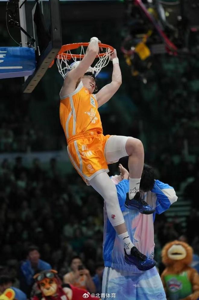 CBA全明星|草根扣将飞跃2米26徐昕勇夺扣篮大赛冠军 CBA全明星|草根扣将飞跃2米26徐昕勇夺扣篮大赛冠军