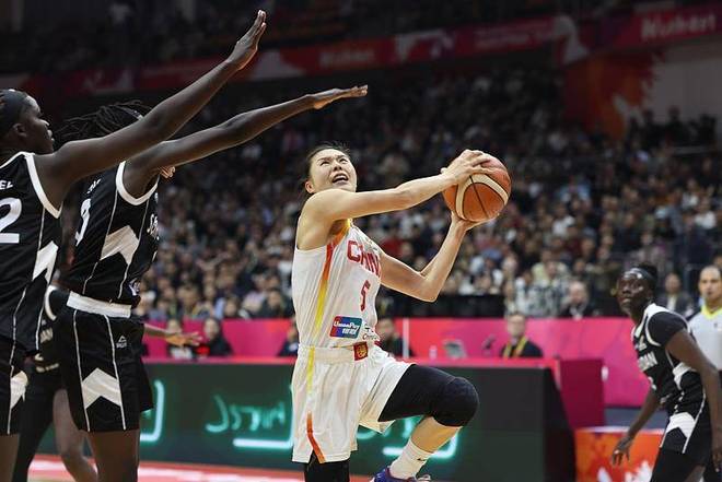 大场面还得靠老将稳军心,王思雨17分率中国女篮力克南苏丹 大场面还得靠老将稳军心,王思雨17分率中国女篮力克南苏丹