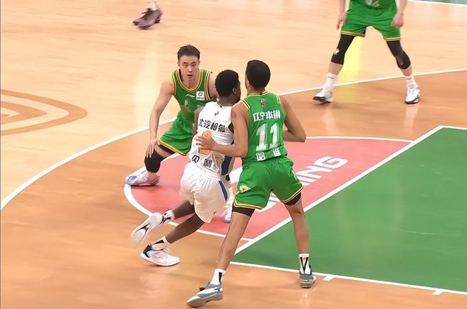 三大后卫齐发挥,继伟双拳难敌四手,乌戈正式表态