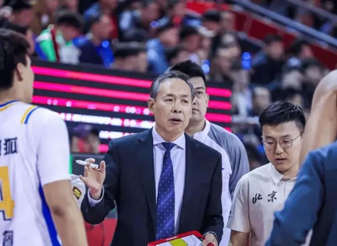 北京86-88吉林遭4坏消息！防守下滑，周琦罚球弊端，麦基仍未融入