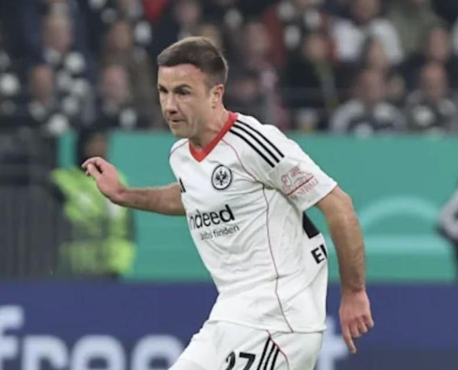 重要名片,踢球者:法鹰将与格策续约一年,带续约至28年选项