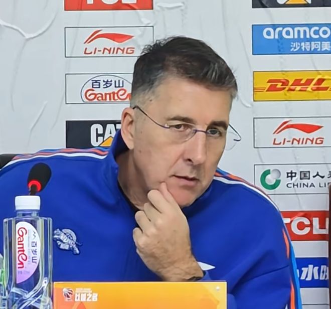 胜同曦发布会!格兰肯定篮板与防守,谈小将成长,阿不都总结不足