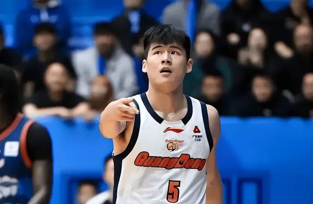 正负值第1,仍不被看好!媒体人怒了,质问广东教练组:该换谁?