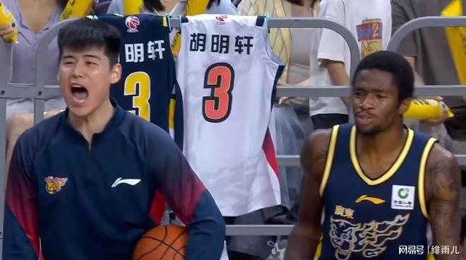 逼杜锋签下双大外援！北京内线群惨遭暴打，朱芳雨瞄准空间型中锋