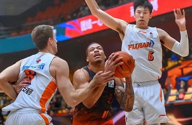 出人意料！别人不要的中锋，两战轰51分取得两连胜，废材变大腿