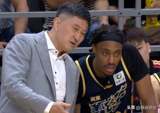 广东争议外援登场11分钟5犯离场!杜锋想要争冠最应该换掉他 广东争议外援登场11分钟5犯离场!杜锋想要争冠最应该换掉他