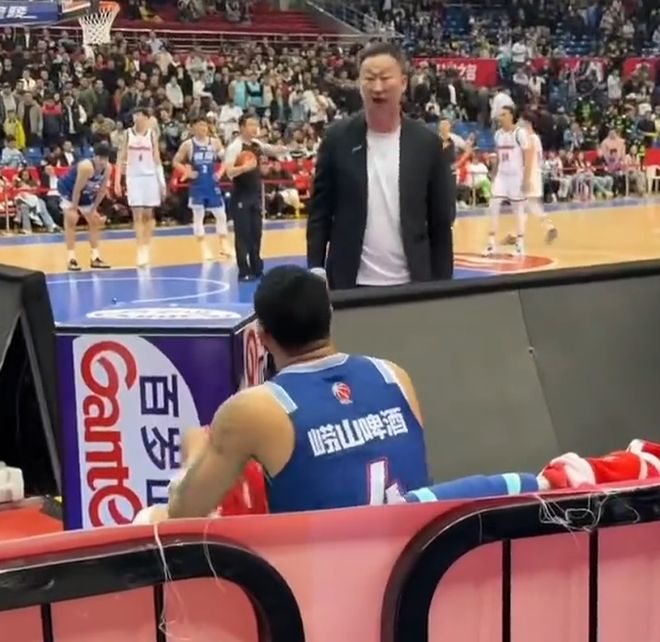 刘维伟杀疯！场边爆粗怒喷韦瑟斯庞，发布会仍指责，真被气到了！