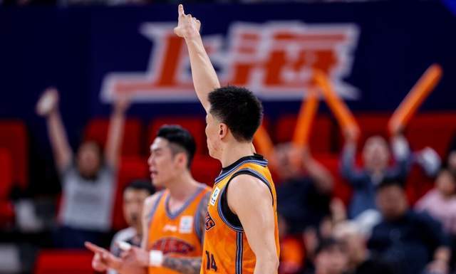 CBA最新排名!上海14连胜傲视群雄,黑马杀回第三,广东跌至第五