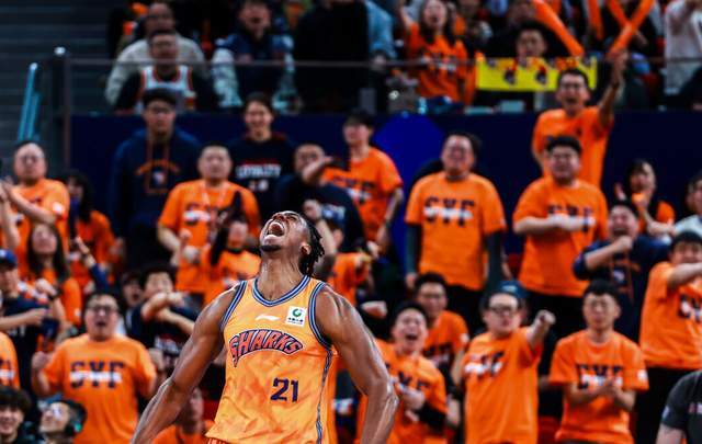 CBA排名大變天！上海獨(dú)占鰲頭，黑馬殺進(jìn)前四，山東被打回原形