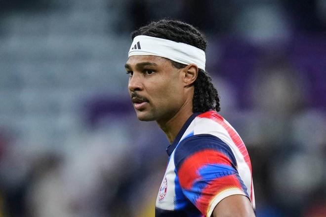 拜仁官方：格纳布里因轻微膝盖不适缺席与圣保利的比赛