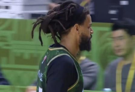 首秀未能拿分，J.Cole出場(chǎng)8分鐘5投0中得到1板1助攻，正負(fù)值-1