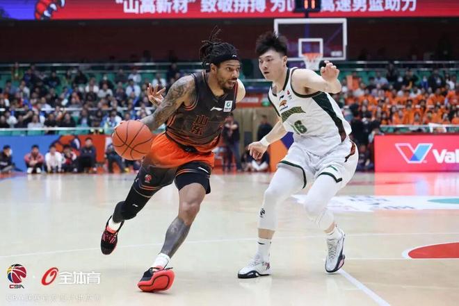 山东男篮：首尾两场败仗，中间隔着一整年的成长