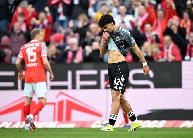 20岁前锋遭三联赛哄抢,德甲新星为何坐穿板凳?