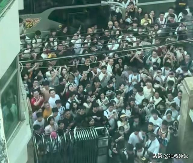 火爆！廣東男籃主場收官戰(zhàn)宿舍擠滿球迷 “包廂和山頂票”被掃空