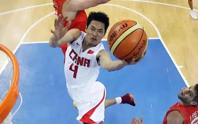 他是广州的骄傲，夺5个CBA冠军，娶娇妻生双胞胎，如今在东莞执教