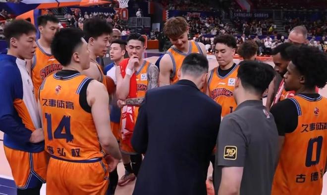 上海男篮34分大胜辽宁，弗格32+7手刃老东家 赵继伟11+4莱迪24+13