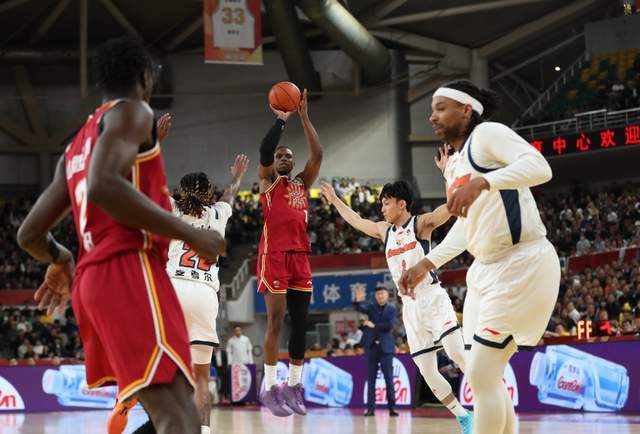 CBA排名大變天！首鋼鎖定前4，廣東再輸卡位戰(zhàn)，上海34分暴擊遼寧