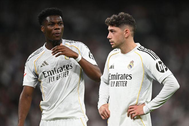 皇马挖角曼城队长，曼联意外捡到中场拼图？