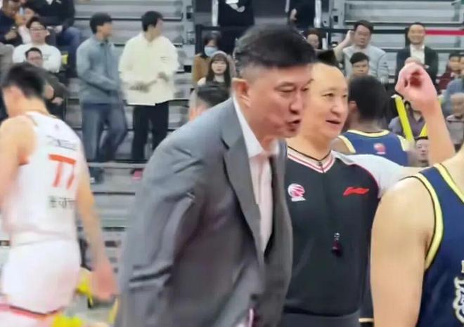 CBA动态更新，带来广东男篮杜锋、杨鸣指导以及北控男篮张庆鹏指导最新消息