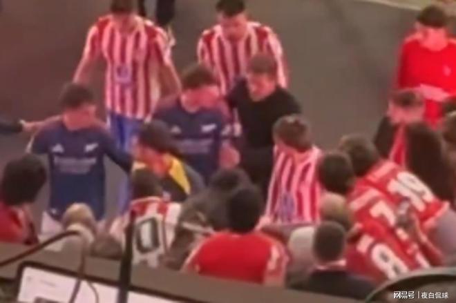 场面失控！欧冠赛后通道大乱斗，西蒙尼当众挑衅推搡本・怀特