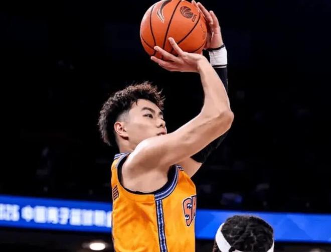上海替补咋办？全场8分，李添荣狂铁，小偰攻守被虐，白边无作用