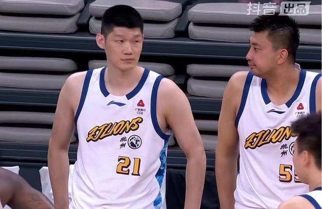 深圳男篮11分力克广厦,将大比分追成1-2!胡金秋15+8布朗32分 深圳男篮11分力克广厦,将大比分追成1-2!胡金秋15+8布朗32分