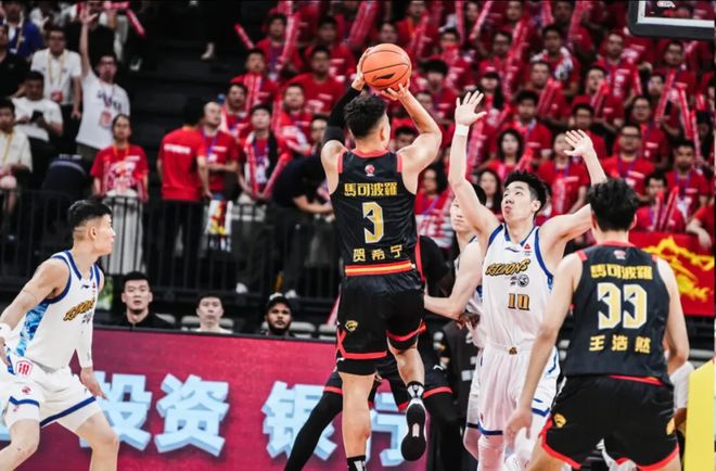高下立判！深圳多人受伤仍血战到底，北京遭20分羞辱却继续微笑