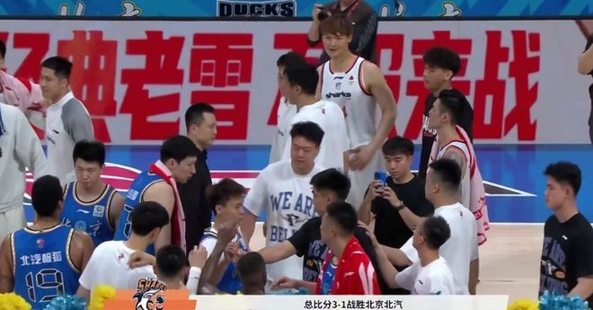 北京球迷看台痛哭！CBA骑士让许利民火出圈 媒体人：白花那么多钱