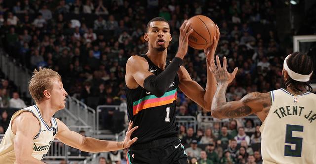 文班亚马23+15卡斯尔22分三双 马刺客场32分大胜雄鹿 文班亚马23+15卡斯尔22分三双 马刺客场32分大胜雄鹿