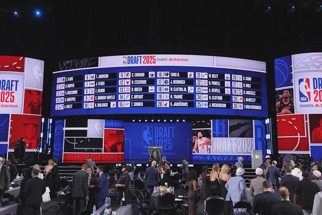 湖人第25顺位押注冠军拼图：一位防守大闸的逆袭样本