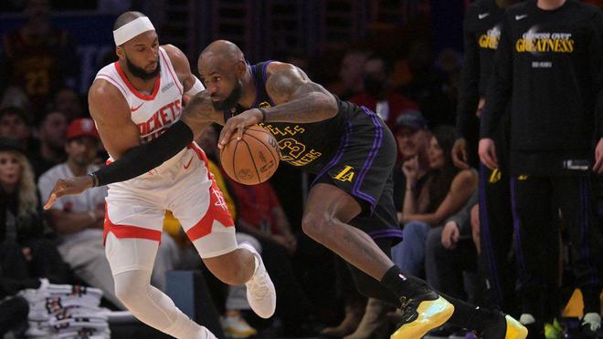 搞笑，湖人队詹姆斯在史诗级反手扣篮后表示需要“好好休息一下”