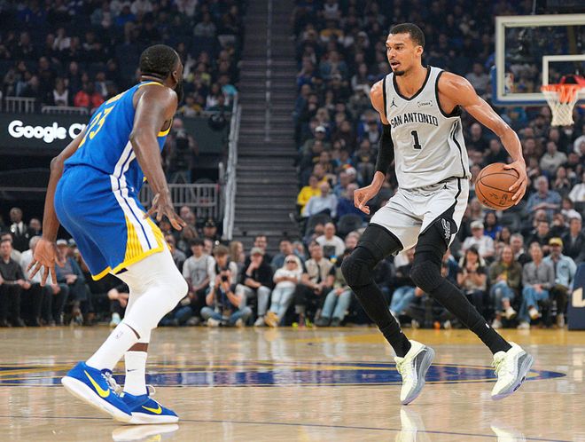 马刺轻取勇士豪取10连胜 文班41+18超邓肯罗宾逊创队史纪录