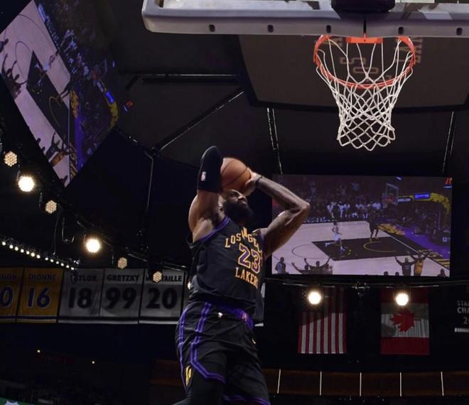 记者：詹姆斯的团队与湖人没有完全排除其下赛季回归的可能性